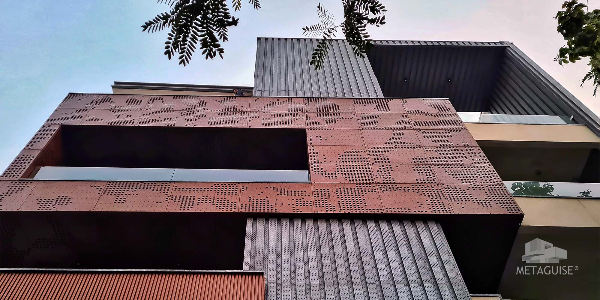 How to choose the right elevation design – comparing plaster, stone, HPL and metal facade materials